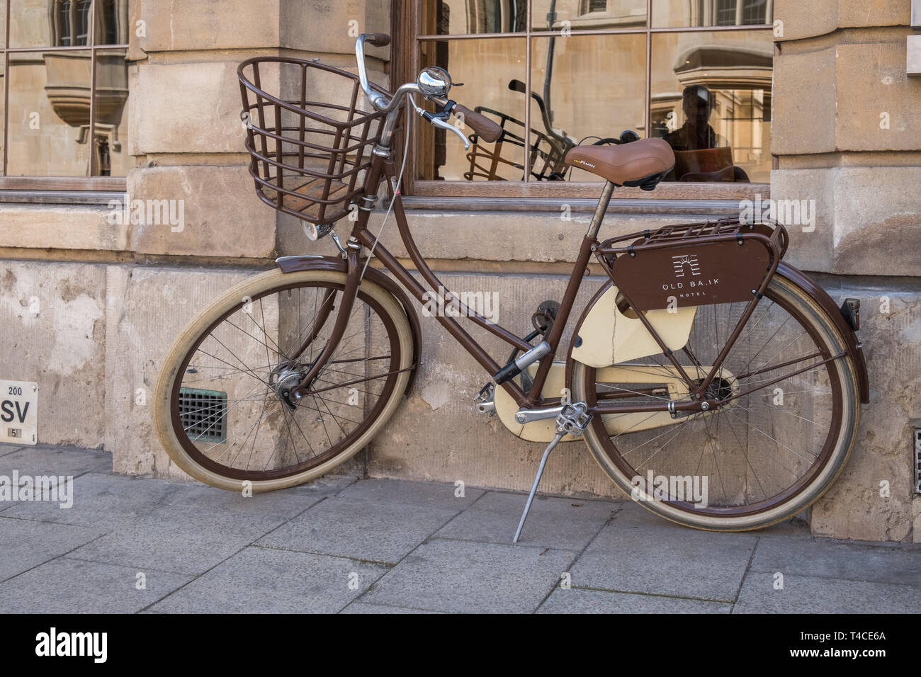 Braun Vintage Fahrrad geparkt Werbung die alte Bank Hotel in Oxford, Großbritannien Stockfoto