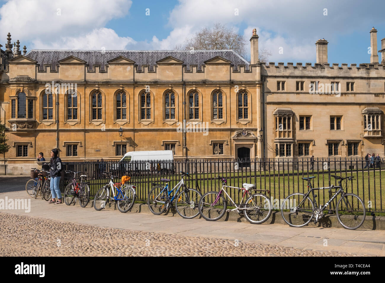 Fahrräder Geländer in Radcliffe Square um Radcliffe Camera, dem gewölbten palladianischen Stil Bibliothek in Oxford, UK befestigt Stockfoto