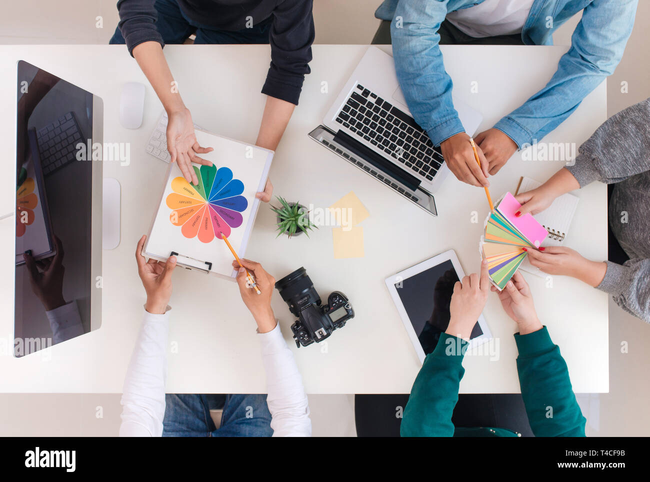 Die jungen kreativen Team in einer Sitzung in Creative office - Teamarbeit Konzepte. Stockfoto