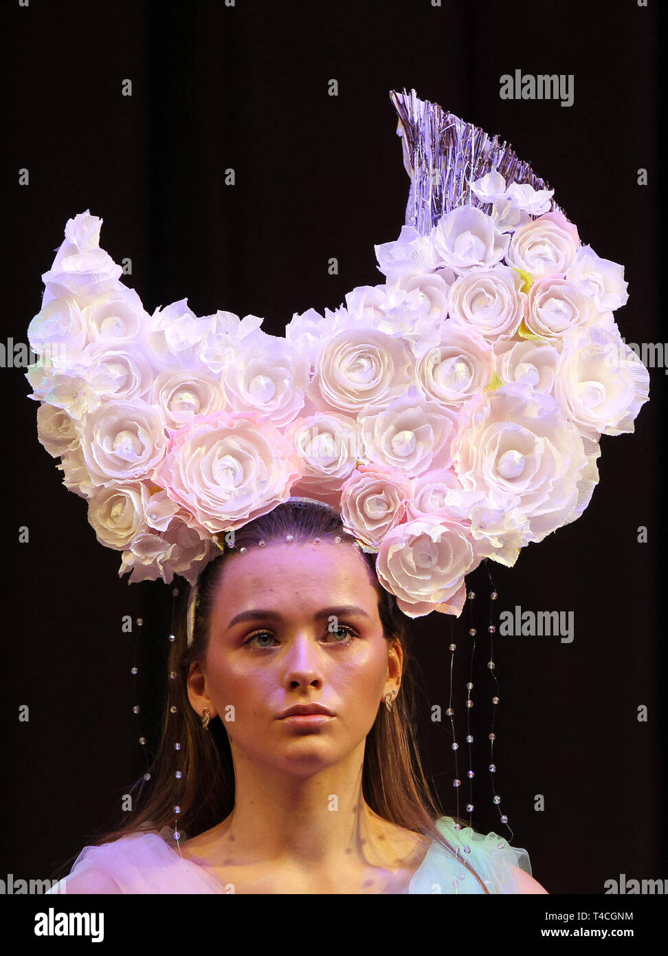 April 15, 2019 - Kiew, Ukraine - ein Modell stellt im Rahmen des jährlichen Internationalen Festivals von Friseur, Mode und Design'' Crystal Angel'' in Kiew, Ukraine, am 15. April 2019. Die Friseur-und Make-up-Künstler nahmen die jährlichen Friseure Wettbewerb vom 14. bis 15. April. (Bild: © SERG Glovny/ZUMA Draht) Stockfoto