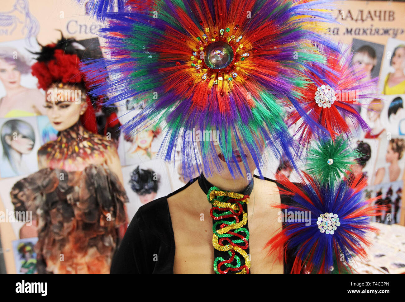 April 15, 2019 - Kiew, Ukraine - Modelle tragen Frisur Kreationen stellen während der jährlichen Internationalen Festivals von Friseur, Mode und Design'' Crystal Angel'' in Kiew, Ukraine, am 15. April 2019. Die Friseur-und Make-up-Künstler nahmen die jährlichen Friseure Wettbewerb vom 14. bis 15. April. (Bild: © SERG Glovny/ZUMA Draht) Stockfoto