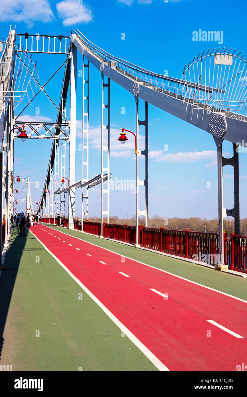 Kiew, Ukraine: Parkovy Brücke zu Trukhaniv Insel Stockfoto