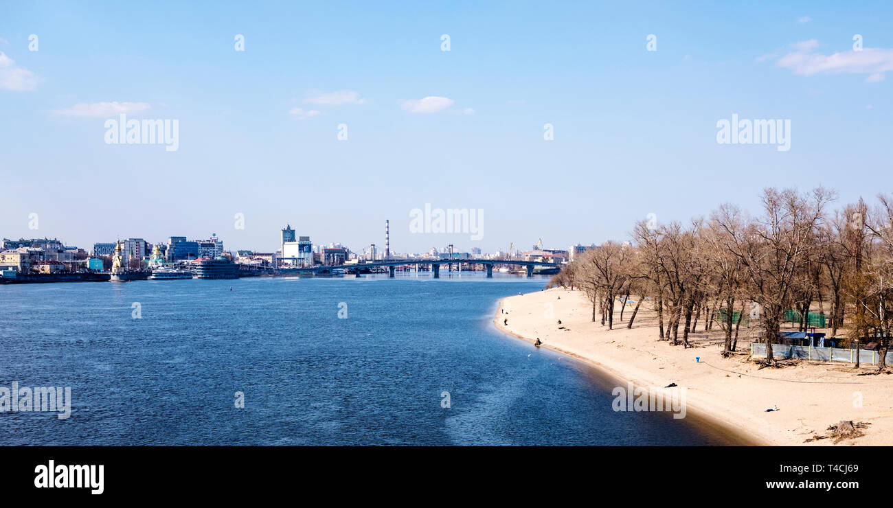 Kiew, Ukraine: Panoramablick auf das Stadtbild mit podil Bezirk, Dnjepr und Stadt Strand auf der Insel Trukhaniv Stockfoto