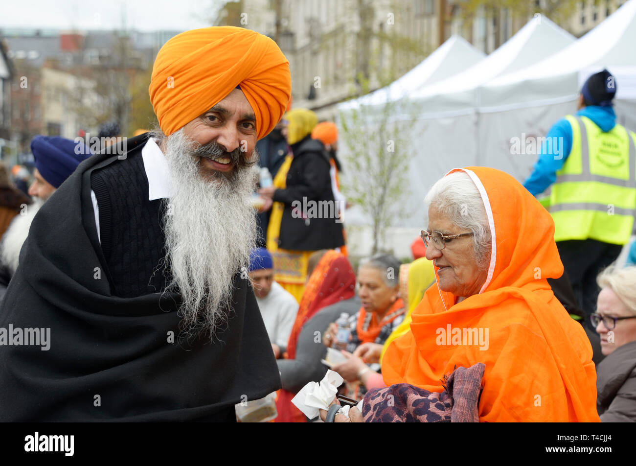 Bärtigen Sikh Mann im Gespräch mit einer Dame Stockfoto