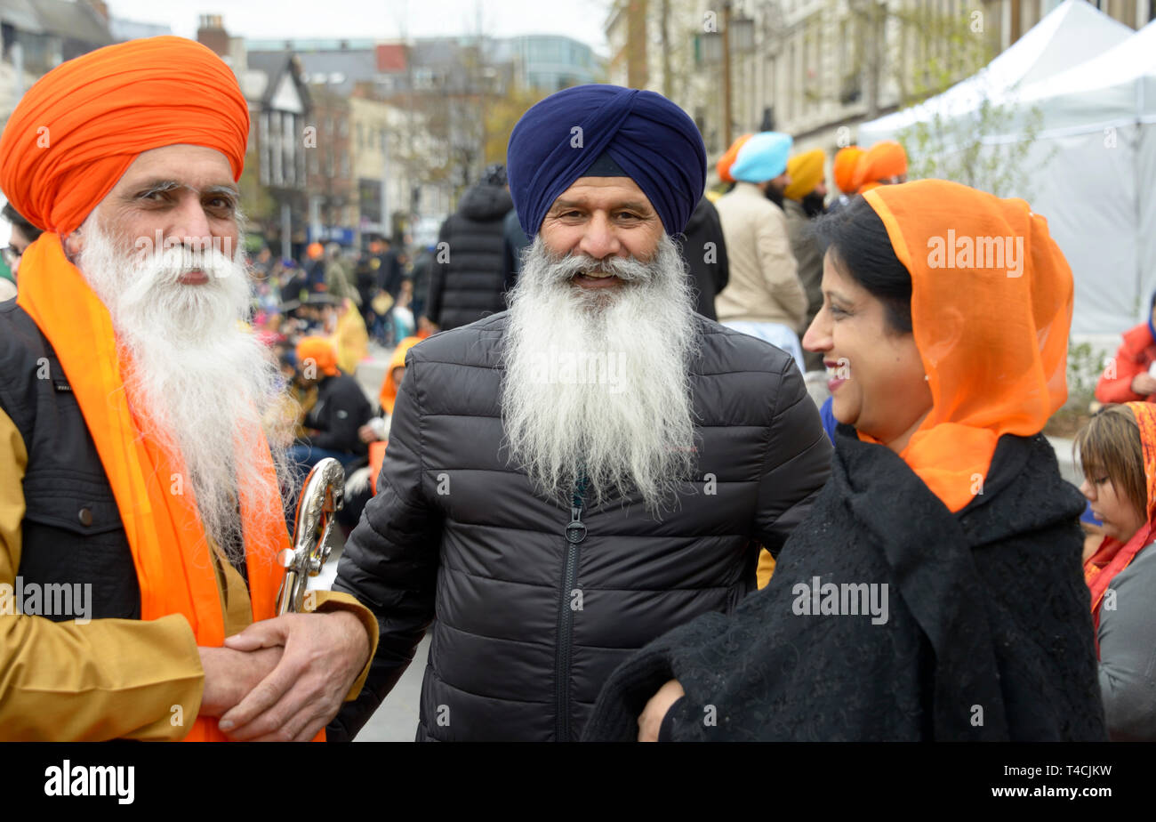Zwei Sikh Herren, im Gespräch mit der Dame Stockfoto