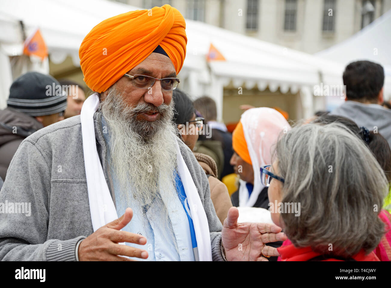 Bärtigen Sikh Mann im Gespräch mit einer Dame Stockfoto