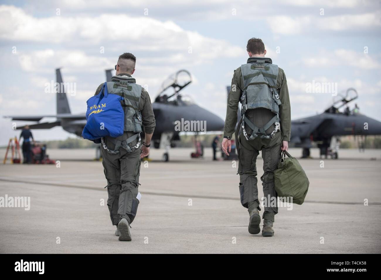 Von links, Kapitän J. Paul Reasner, 334 Fighter Squadron Waffensysteme officer Ausbilder und Kapitän Seth Hyde, 334 FS Pilot, Ansatz einer F-15E Strike Eagle, 18. März 2019, bei Seymour Johnson Air Force Base, North Carolina. Ursprünglich von Indianapolis, Reasner wurde gewählt in einer Heimatstadt Video als Teil einer civic Outreach Program von Sekretär der Air Force Public Affairs durchgeführt. Stockfoto