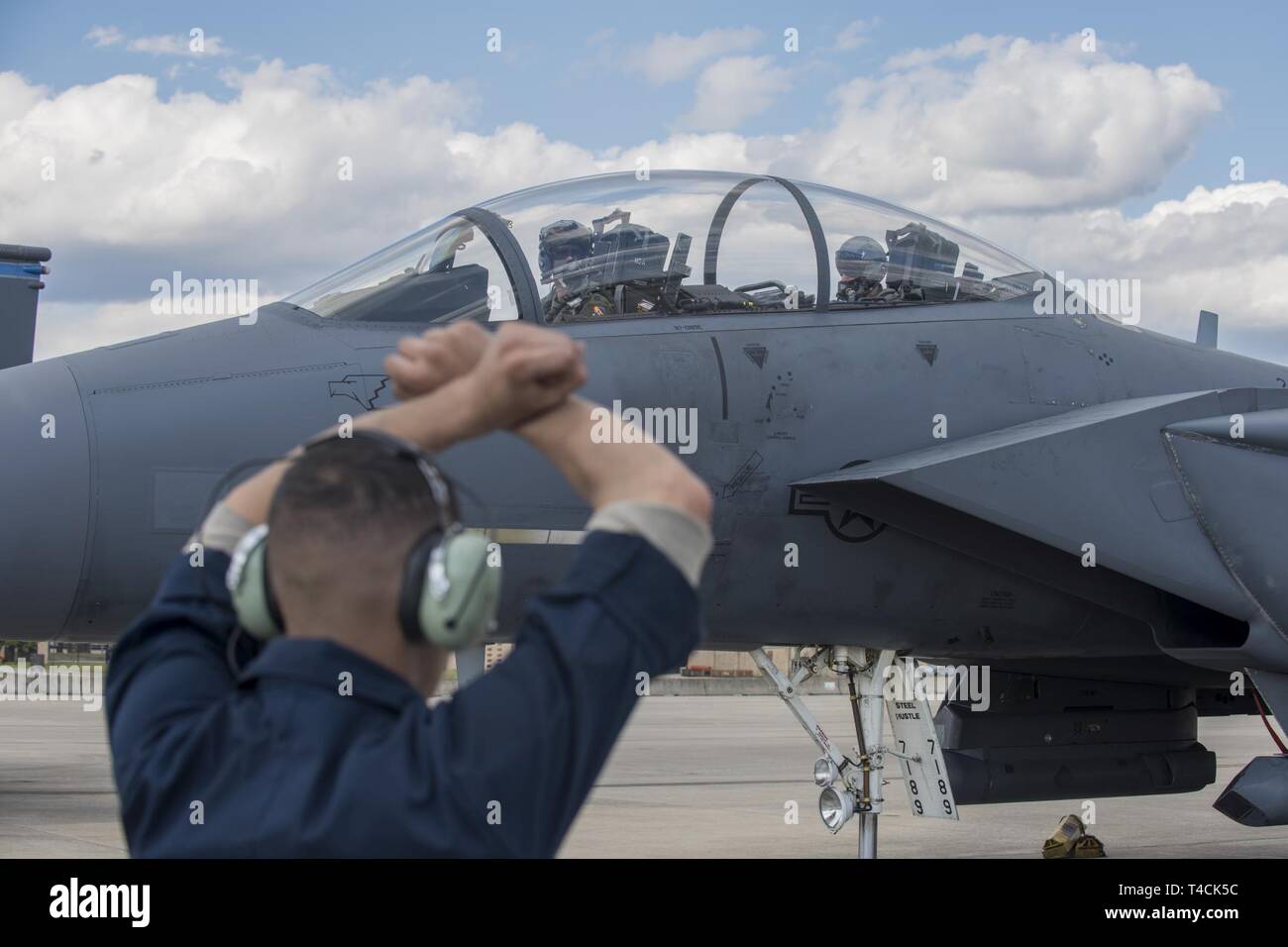 Von rechts, Kapitän J. Paul Reasner, 334 Fighter Squadron Waffensysteme officer Ausbilder und Kapitän Seth Hyde, 334 FS Pilot, bereiten aus März 18, 2019, bei Seymour Johnson Air Force Base, North Carolina. Ursprünglich von Indianapolis, Reasner wurde gewählt in einer Heimatstadt Video als Teil einer civic Outreach Program von Sekretär der Air Force Public Affairs durchgeführt. Stockfoto