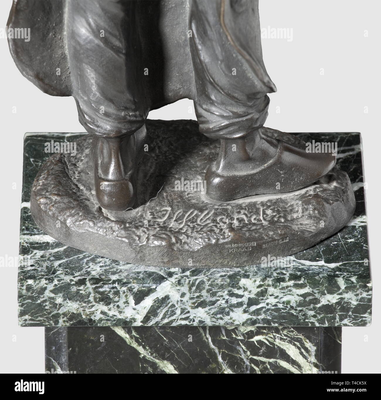 Adolf Hitler - eine Präsentation Bronze auf seinem 50. Geburtstag 1939, dunkel patiniert Skulptur eines eisernen Caster, der Sockel signiert "Iffland'. Auf einem großen, schwarzen Marmor Sockel mit grünen Äderung. Auf der Vorderseite mit einem silbernen Widmung Plakette 'Dem Führer und Reichskanzler Adolf Hitler-dem ersten Arbeiter des Reiches zu seinem 50. Geburtstage übergeben' ('zum Führer und Reichskanzler Adolf Hitler - der erste Mitarbeiter des Reiches auf seinem 50. Geburtstag präsentiert"), der mit einem weiteren silberne Plakette" in Dankbarkeit die Gefolgschaft der Z.A. Chemnitz 20. April 1939', neben dem ich, Editorial-Use - Nur Stockfoto