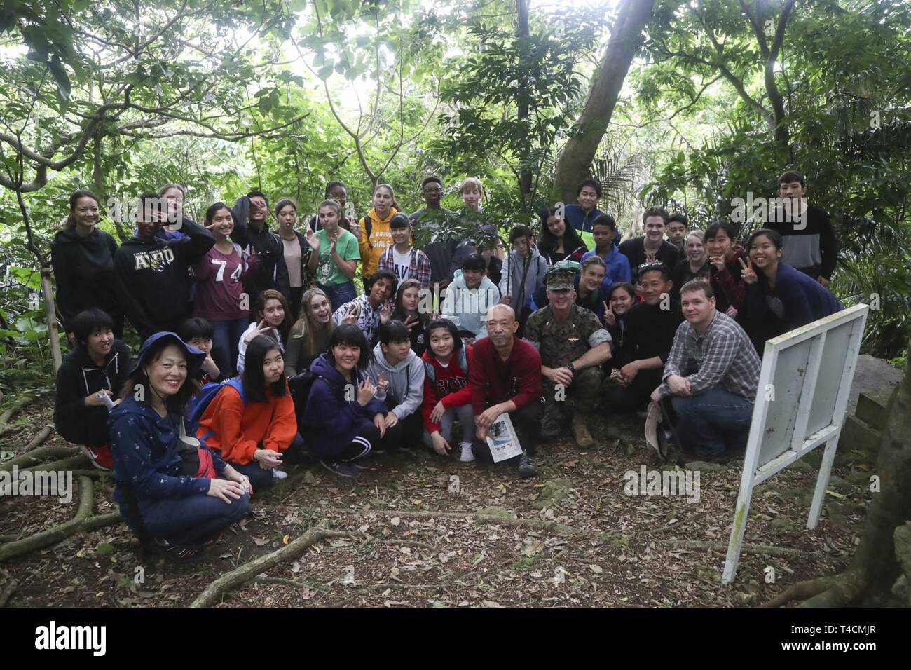 Studenten aus dem Camp Lester Middle School für ein Foto mit Chatan Junior High School Kursteilnehmer an Chatan Burg auf Lager Smedley D. Butler, Okinawa, Japan, 21. März 2019 dar. Der Austausch wurde gehalten, um eine Verbesserung der Beziehungen mit der lokalen Gemeinschaft zu fördern. Stockfoto