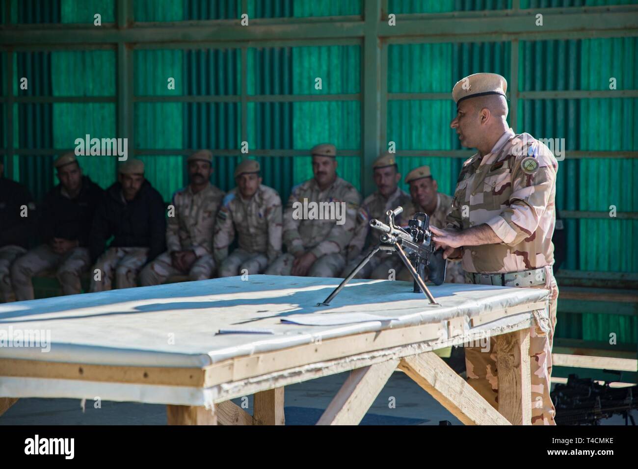 Eine irakische Ausbilder vom 2. Non-Commission Officer Infanterieschule Züge irakischen Armee Soldaten auf die richtige Art und Weise zu Streifen und den M240B Maschinengewehr zusammenbauen und die M249 Light Machine Gun im Camp Taji, Irak, Jan. 19, 2019. Die Soldaten sind unter der Aufsicht der Australischen Armee Ausbildern von Aufgabengruppe taji 8, das ist eine kombinierte Australian-New Zealand Aufgabe zugewiesen, die die irakischen Sicherheitskräfte mit Training die Stabilisierung der Bereiche gelöscht von Daesh zu aktivieren. Die Koalition berät und unterstützt die irakische Sicherheit in sieben wichtigen Sicherheitsfunktionen: Sicherheitspolitik, Sicherheit Oper Stockfoto