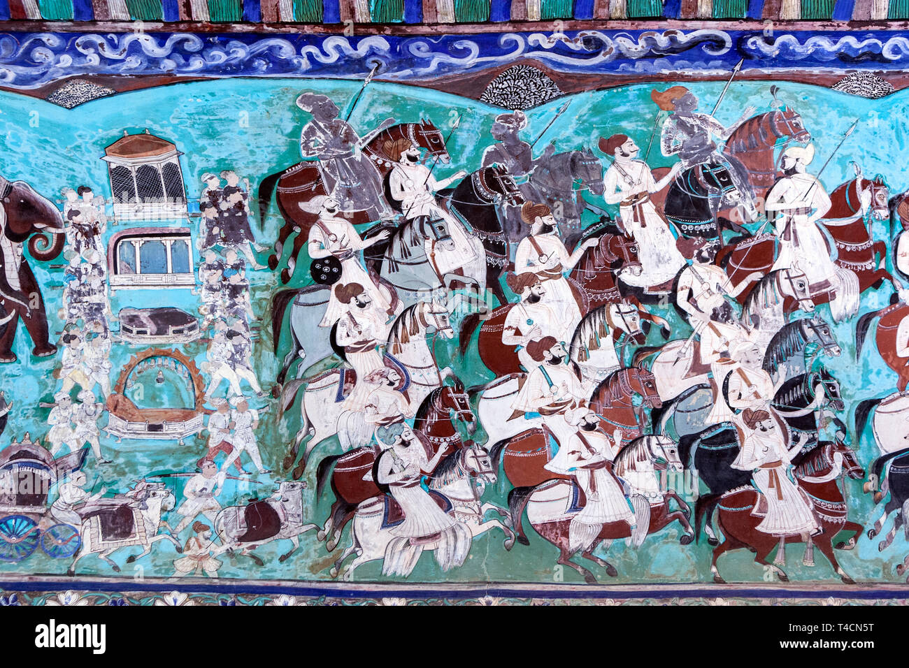 Höflinge in Prozession Wandmalereien in der Veranda, Chitra Mahal, Horny Smokovec, Horny Smokovec, Rajasthan, Indien Stockfoto