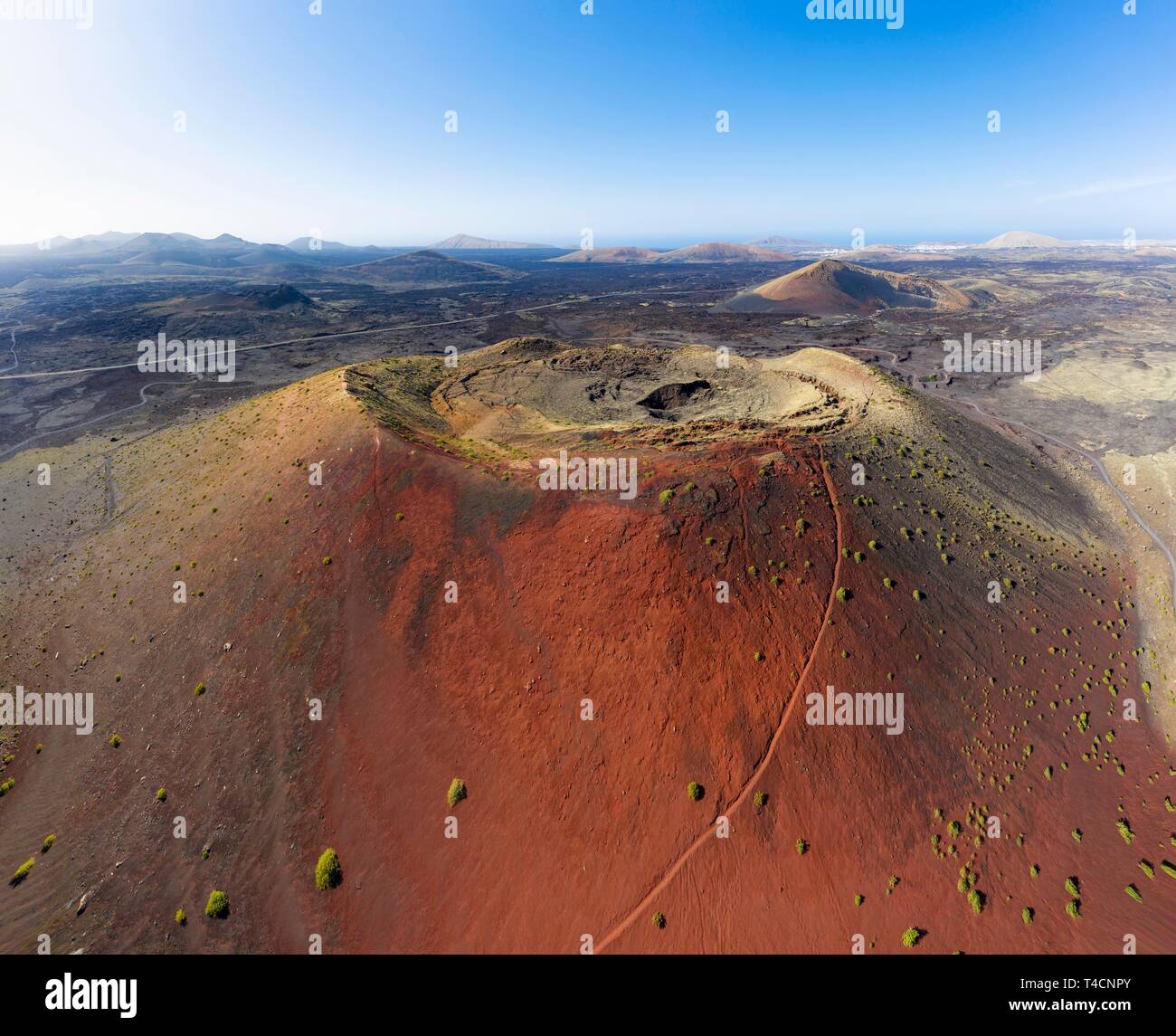 Vulkan Montana Colorada mit Vulkankrater, drone Foto, Lanzarote, Kanarische Inseln, Spanien Stockfoto