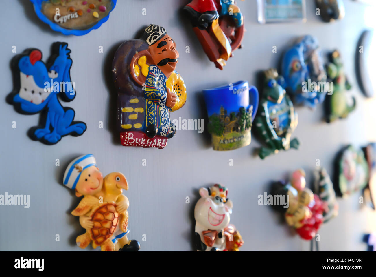 Magneten am Kühlschrank. Souvenir Magnete. Verschiedene Städte.  Verschiedene Länder Stockfotografie - Alamy