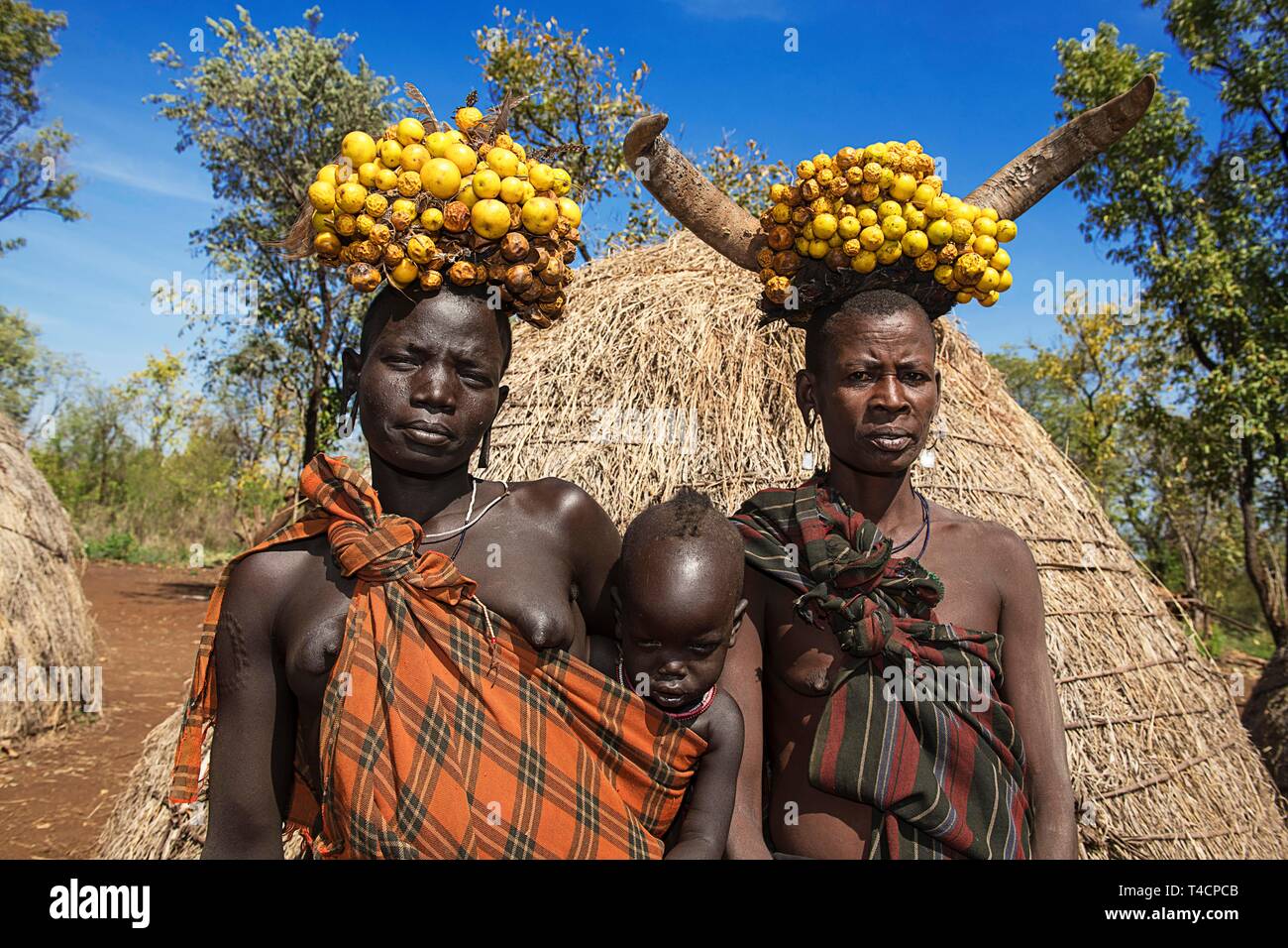 Frauen mit Babys, Kopfschmuck, Mursi Stamm, Mago National Park, der südlichen Nationen, Nationalitäten und Völker" Region, Äthiopien Stockfoto