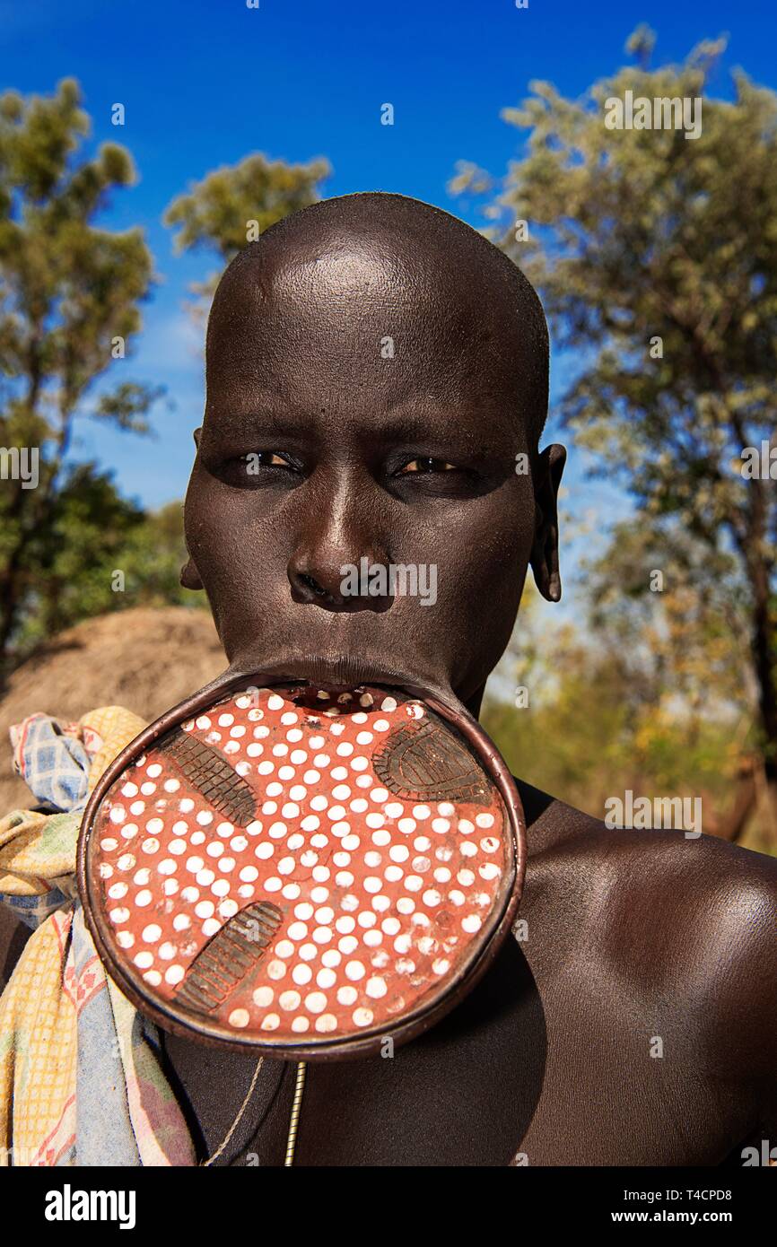 Frau mit großen Lippe Platte, Mursi Stamm, Mago National Park, der südlichen Nationen, Nationalitäten und Völker" Region, Äthiopien Stockfoto