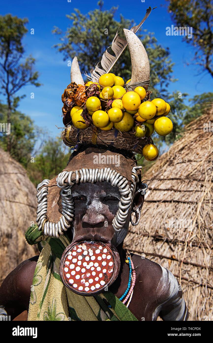 Frau mit großen Lippe Platte und Kopfschmuck, Stamm der Mursi, Mago National Park, der südlichen Nationen, Nationalitäten und Völker" Region, Äthiopien Stockfoto