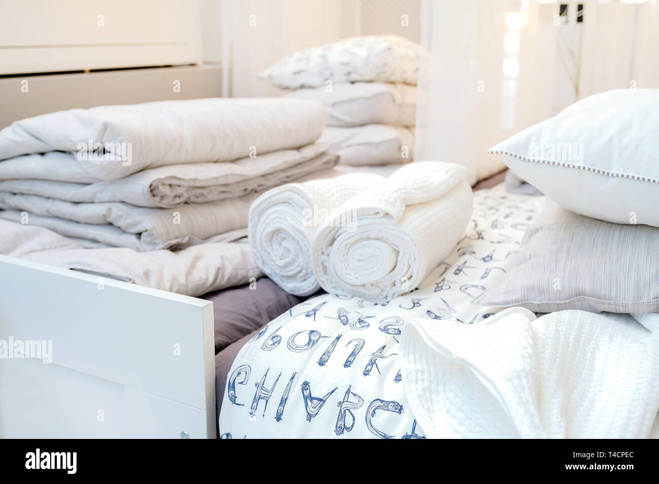 Bettwäsche und Handtücher im Hotel. Sauberes Handtuch auf dem Bett in den  modernen Innenbereich Schlafzimmer Stockfotografie - Alamy