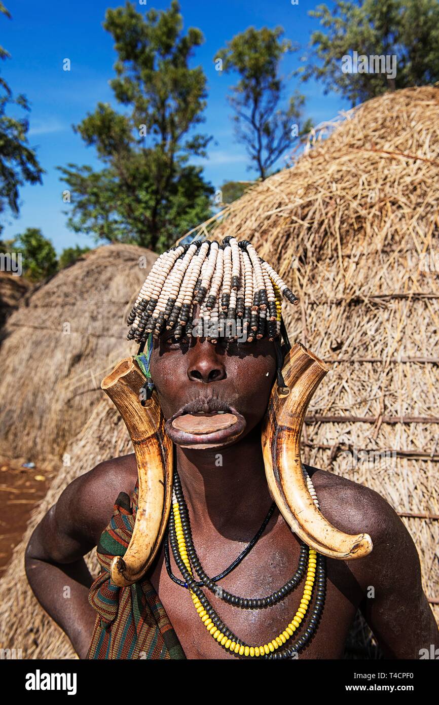 Frau mit Lippe Platte und Kopfschmuck, Mursi Stamm, Mago National Park, der südlichen Nationen, Nationalitäten und Völker" Region, Äthiopien Stockfoto