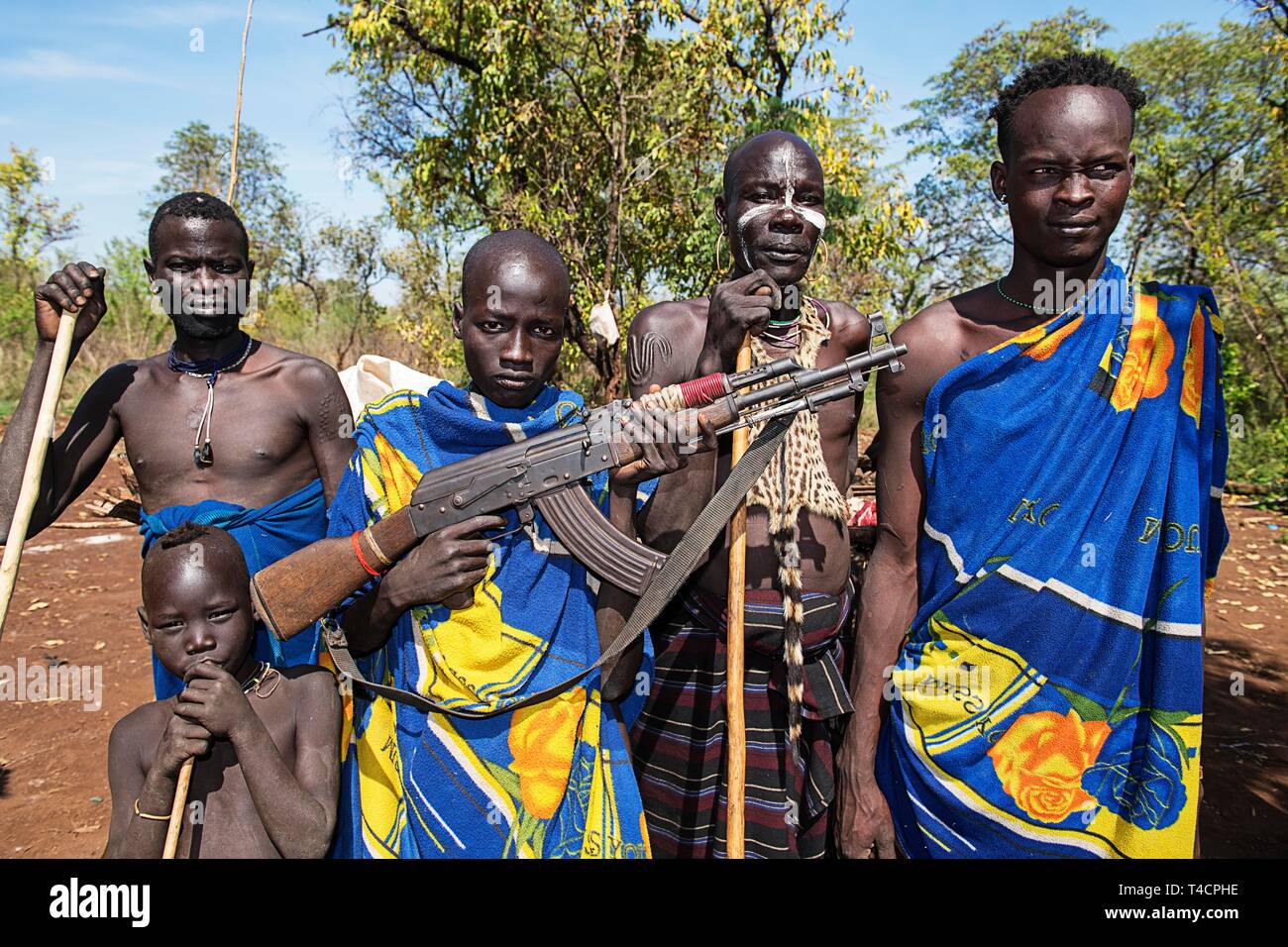 Männer aus Mursi Stamm, einen mit der Mann mit der Kalaschnikow, Mago National Park, der südlichen Nationen, Nationalitäten und Völker" Region, Äthiopien Stockfoto