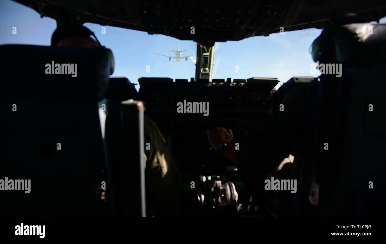 Oberstleutnant Ed Szczepanik und Kapitän Chris Rogoski, Piloten in die 3 Airlift Squadron, Dover Air Force Base, Del zugeordnet, Fliegen eine C-17 Globemaster III während der Luftbetankung Ausbildung mit einer Boeing KC-46A Pegasus am 22. März 2019 in der Nähe von Fairchild Air Force Base, Washington die Ausbildung zum ersten Mal ein Dover AFB Flugzeuge und 3. Airlift Squadron C-17 mit der neuen KC-46 Tanker getankt hat Stockfoto
