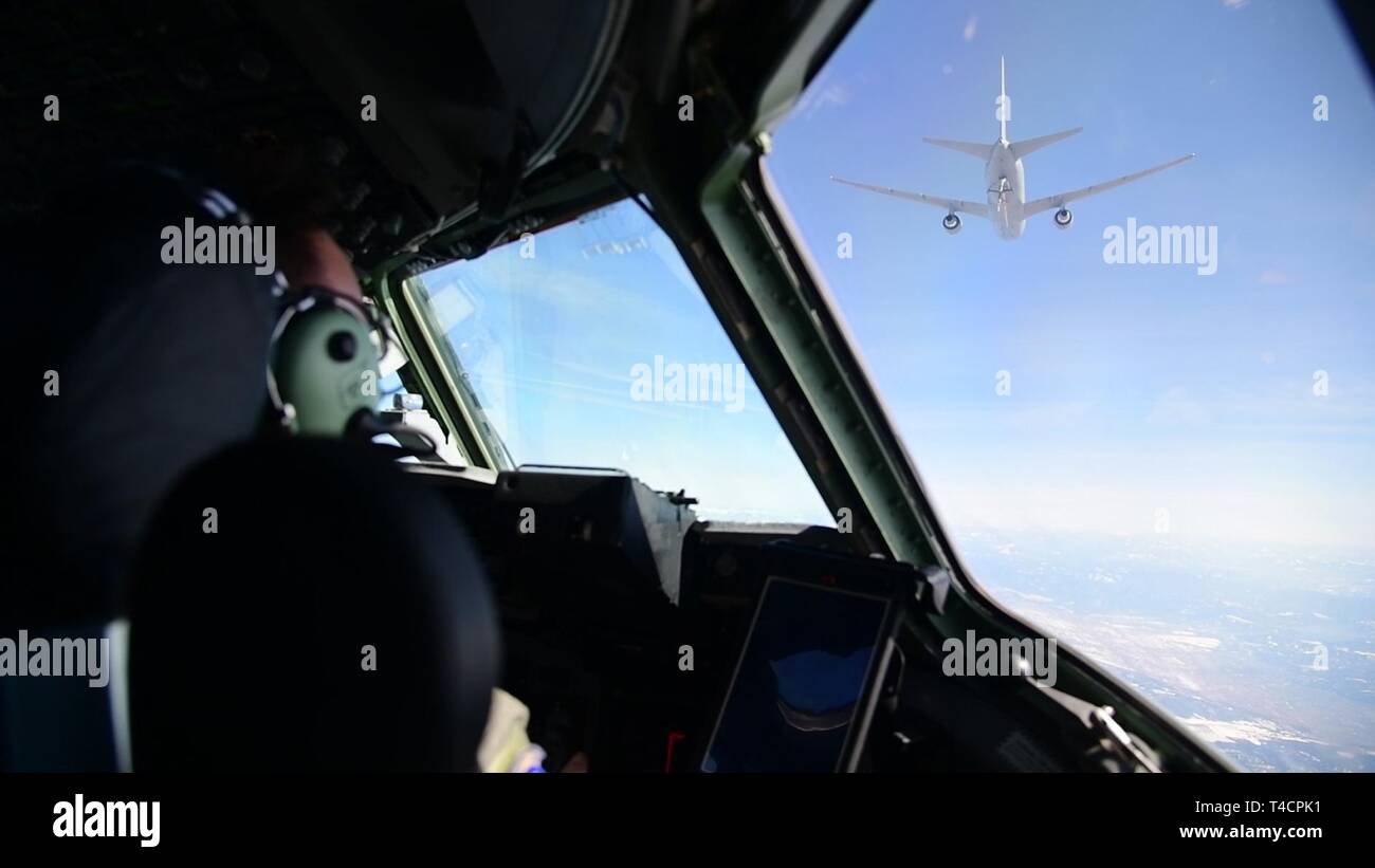 Kapitän Chris Rogoski, ein Pilotprojekt zum 3. Airlift Squadron, Dover Air Force Base, Del zugeordnet, fliegt eine C-17 Globemaster III während der Luftbetankung Ausbildung mit einer Boeing KC-46A Pegasus am 22. März 2019 in der Nähe von Fairchild Air Force Base, Washington die Ausbildung zum ersten Mal ein Dover AFB Flugzeuge und 3. Airlift Squadron C-17 mit der neuen KC-46 Tanker getankt hat Stockfoto