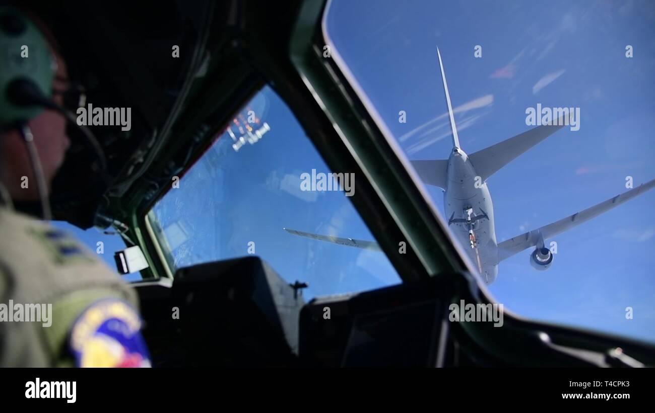 Kapitän Chris Rogoski, ein Pilotprojekt zum 3. Airlift Squadron, Dover Air Force Base, Del zugeordnet, fliegt eine C-17 Globemaster III während der Luftbetankung Ausbildung mit einer Boeing KC-46A Pegasus am 22. März 2019 in der Nähe von Fairchild Air Force Base, Washington die Ausbildung zum ersten Mal ein Dover AFB Flugzeuge und 3. Airlift Squadron C-17 mit der neuen KC-46 Tanker getankt hat Stockfoto