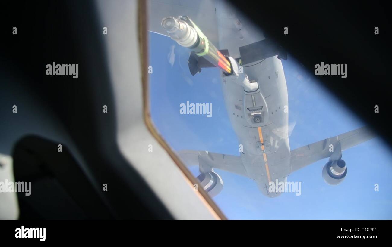 Eine C-17 A Globemaster III aircrew zum 3. Airlift Squadron, Dover Air Force Base, Del zugewiesen, führt die Luftbetankung, das Training mit einem Boeing KC-46A Pegasus am 22. März 2019 in der Nähe von Fairchild Air Force Base, Washington die Ausbildung zum ersten Mal ein Dover AFB Flugzeuge und 3. Airlift Squadron C-17 mit der neuen KC-46 Tanker getankt hat Stockfoto
