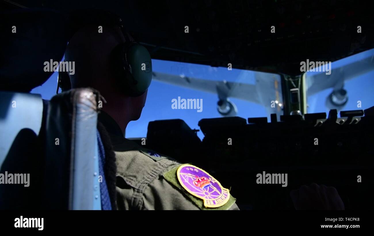 Oberstleutnant Ed Szczepanik, 3. Airlift Squadron Commander, Dover Air Force Base, Del., fliegt eine C-17 Globemaster III während der Luftbetankung Ausbildung mit einer Boeing KC-46A Pegasus am 22. März 2019 in der Nähe von Fairchild Air Force Base, Washington die Ausbildung zum ersten Mal ein Dover AFB Flugzeuge und 3. Airlift Squadron C-17 mit der neuen KC-46 Tanker getankt hat Stockfoto