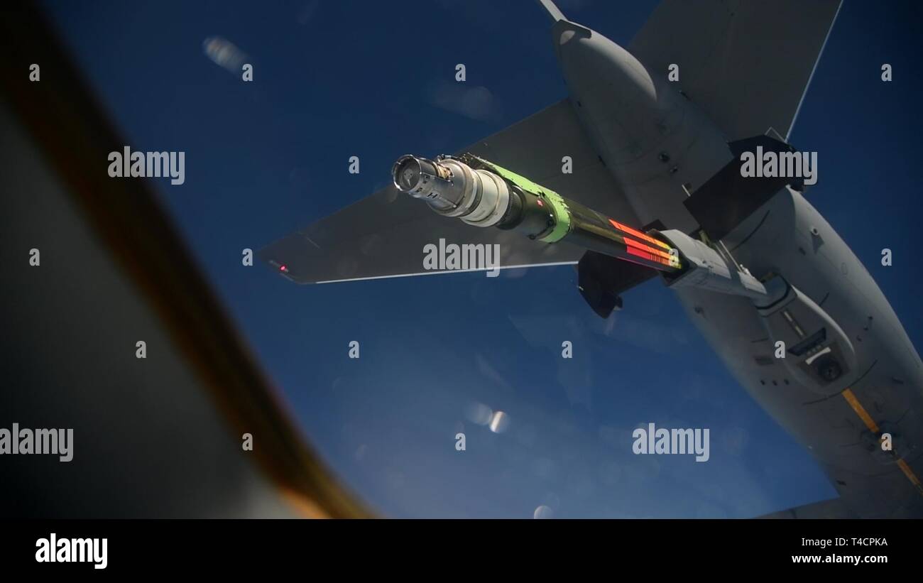 Eine C-17 A Globemaster III aircrew zum 3. Airlift Squadron, Dover Air Force Base, Del zugewiesen, führt die Luftbetankung, das Training mit einem Boeing KC-46A Pegasus am 22. März 2019 in der Nähe von Fairchild Air Force Base, Washington die Ausbildung zum ersten Mal ein Dover AFB Flugzeuge und 3. Airlift Squadron C-17 mit der neuen KC-46 Tanker getankt hat Stockfoto