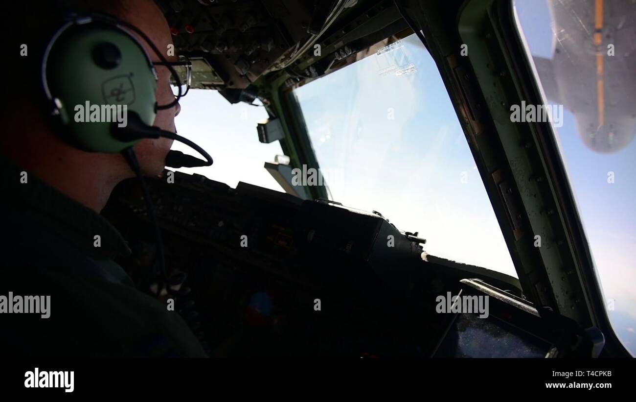 Kapitän Chris Rogoski, ein Pilotprojekt zum 3. Airlift Squadron, Dover Air Force Base, Del zugeordnet, fliegt eine C-17 Globemaster III während der Luftbetankung Ausbildung mit einer Boeing KC-46A Pegasus am 22. März 2019 in der Nähe von Fairchild Air Force Base, Washington die Ausbildung zum ersten Mal ein Dover AFB Flugzeuge und 3. Airlift Squadron C-17 mit der neuen KC-46 Tanker getankt hat Stockfoto