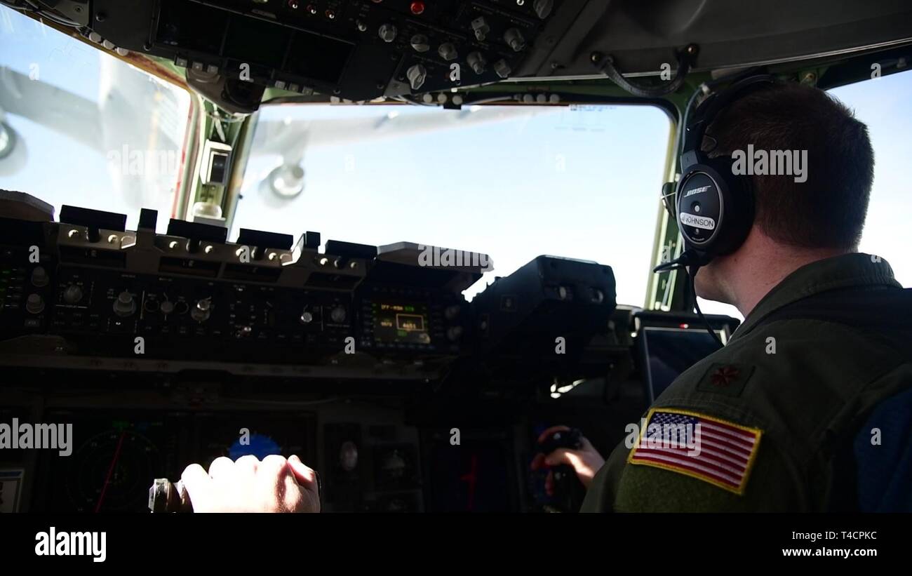 Maj. James Johnson, ein Pilotprojekt zum 3. Airlift Squadron, Dover Air Force Base, Del zugeordnet, fliegt eine C-17 Globemaster III während der Luftbetankung Ausbildung mit einer Boeing KC-46A Pegasus am 22. März 2019 in der Nähe von Fairchild Air Force Base, Washington die Ausbildung zum ersten Mal ein Dover AFB Flugzeuge und 3. Airlift Squadron C-17 mit der neuen KC-46 Tanker getankt hat Stockfoto