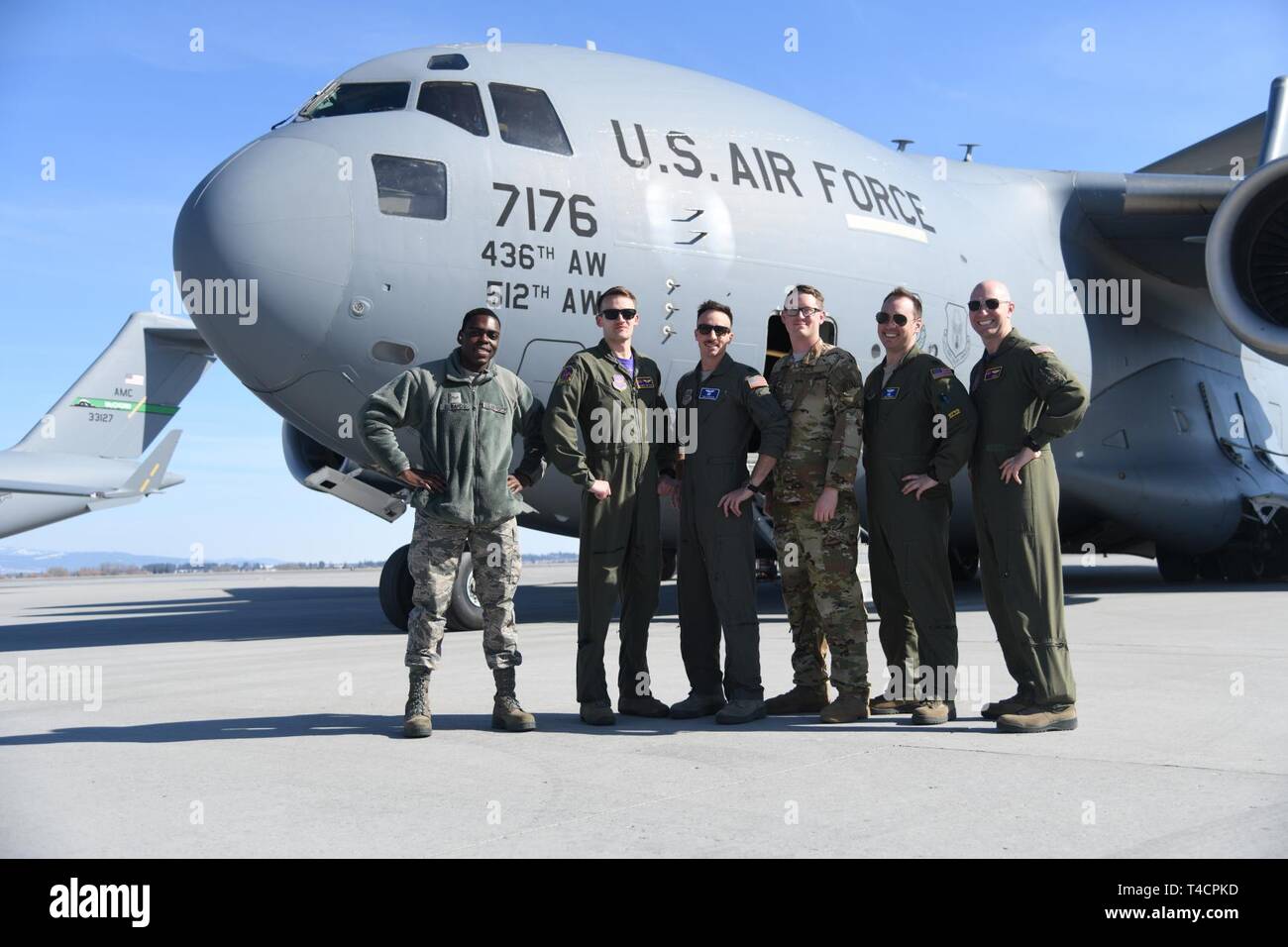 (Von links) Senior Airman Sydney Edwards, Staff Sgt. Micha Ericson, Kapitän Chris Rogoski, Staff Sgt. Joshua Shannon, Maj. James Johnson, und Oberstleutnant Ed Szczpanik, ein fliegendes Personal zum 3. Airlift Squadron, Dover Air Force Base, Del zugewiesen, führt die Luftbetankung, das Training mit einem Boeing KC-46A Pegasus am 22. März 2019 in der Nähe von Fairchild Air Force Base, Washington die Ausbildung zum ersten Mal ein Dover AFB Flugzeuge und 3. Airlift Squadron C-17 mit der neuen KC-46 Tanker getankt hat Stockfoto