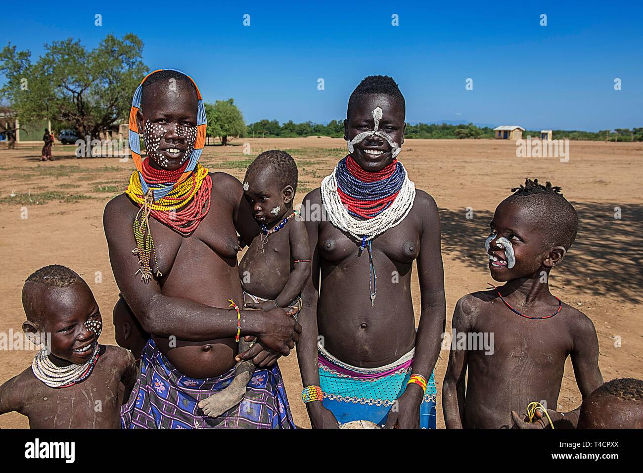 Frauen aus dem Stamm der Karo mit Kinderschminken und Halskette, Karo Dorf Duss, untere Omo Valley, Omo Gebiet südlich Äthiopien, Äthiopien Stockfoto