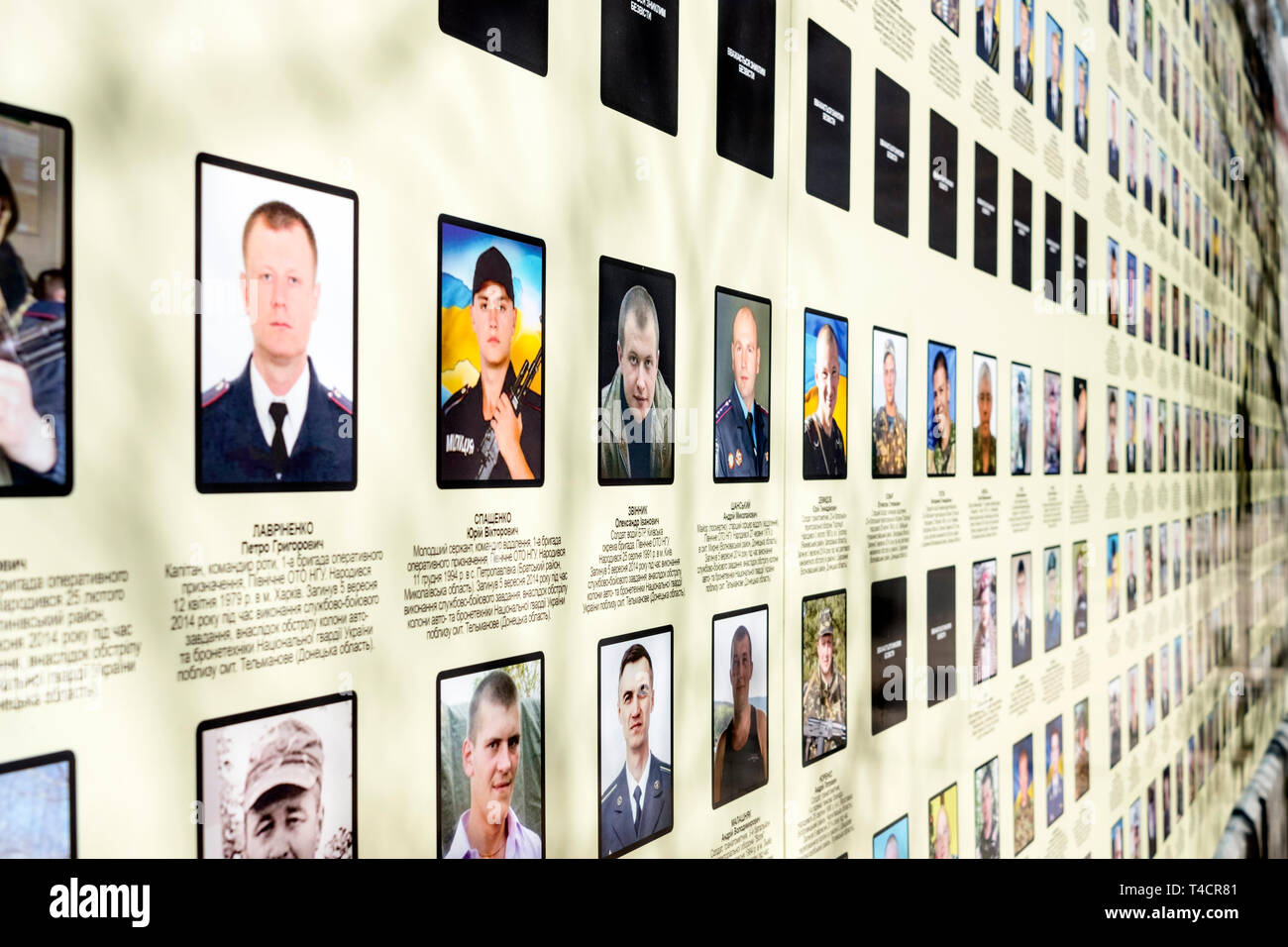 Krieg im Donbass: Namen und Bilder von Soldaten, die in der pro-russischen uprest getötet im Donbass Region sind an den Außenwänden von Saint 23.38.39 angezeigt. Stockfoto