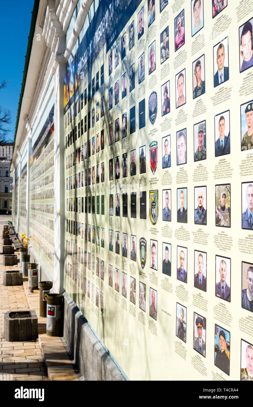 Krieg im Donbass: Namen und Bilder von Soldaten, die in der pro-russischen uprest getötet im Donbass Region sind an den Außenwänden von Saint 23.38.39 angezeigt. Stockfoto