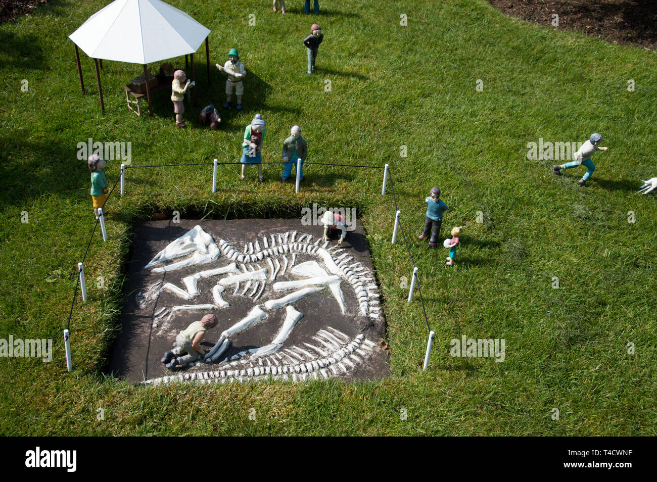 Godshill Modell Dorf Ausgrabung und Entdeckung von Dinosaurier Fossil Stockfoto