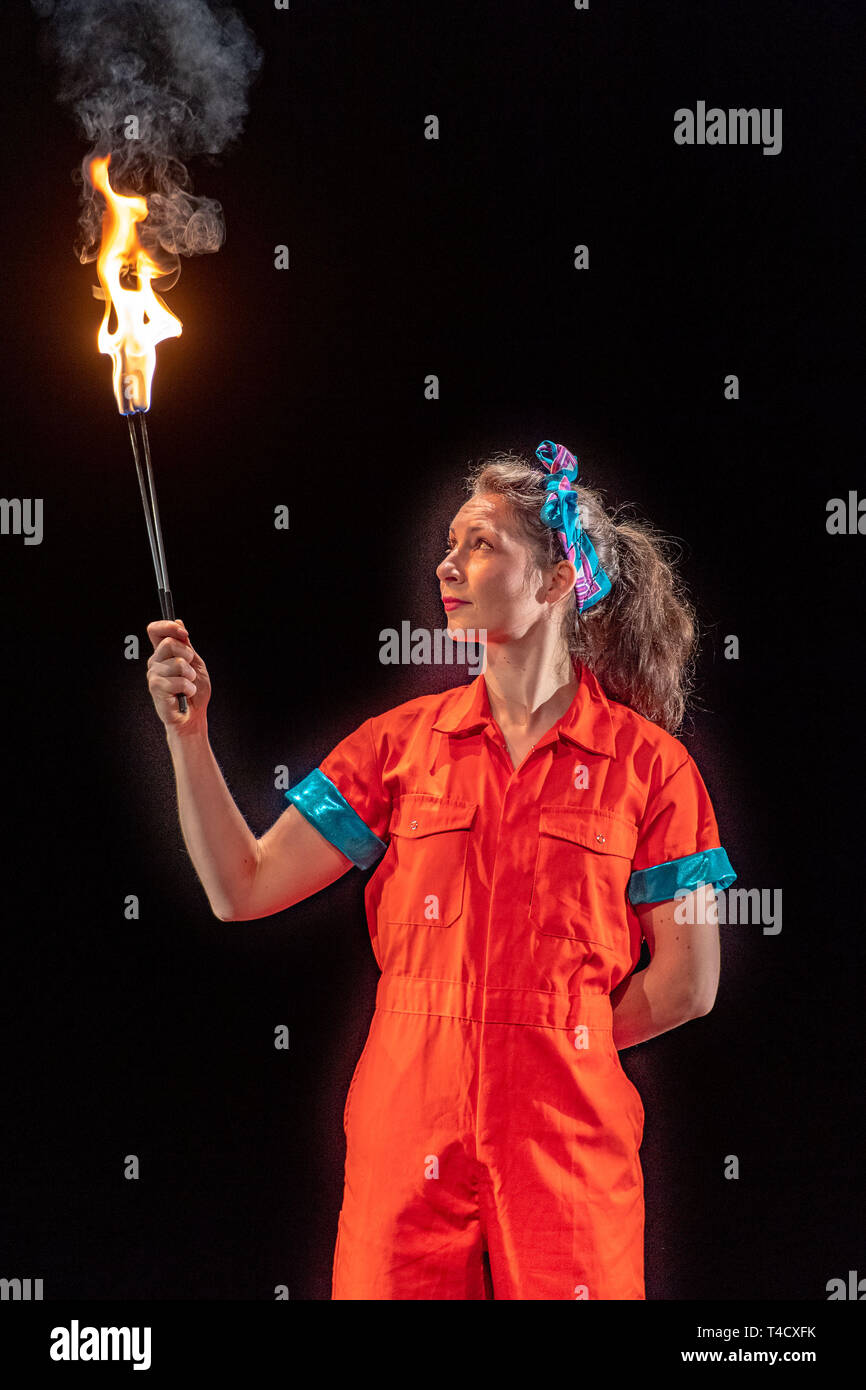 Das Edinburgh Science Festival präsentiert StrongWomen Science: Zwei Zirkuswissenschaftler Aoife Raleigh (ein Ingenieur (Orange)) und Maria Co Stockfoto