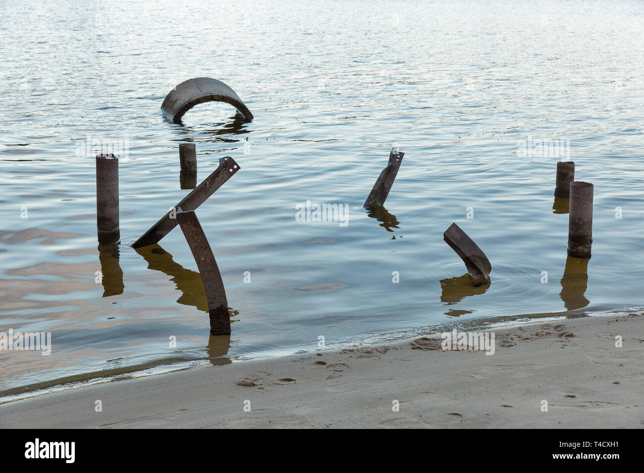 Post-Apokalypse Konstruktionen in Wasser. Sand Ufer des Dnjepr auf khortytsia Insel im Sommer, in der Ukraine. Stockfoto