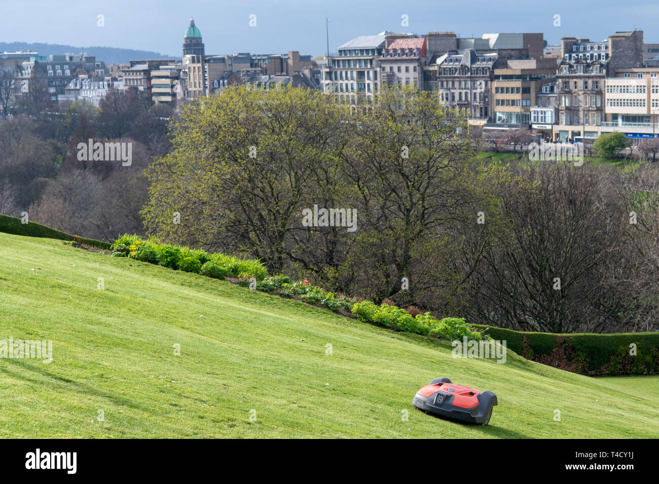 Ein automatisierter Mähroboter schneidet das Gras auf dem Hügel Stockfoto