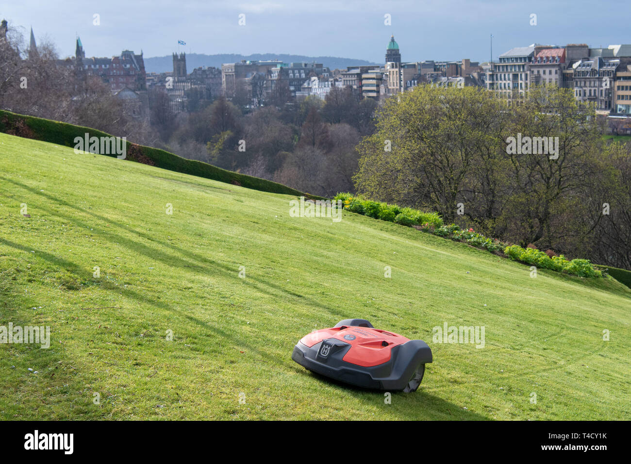 Ein automatisierter Mähroboter schneidet das Gras auf dem Hügel Stockfoto