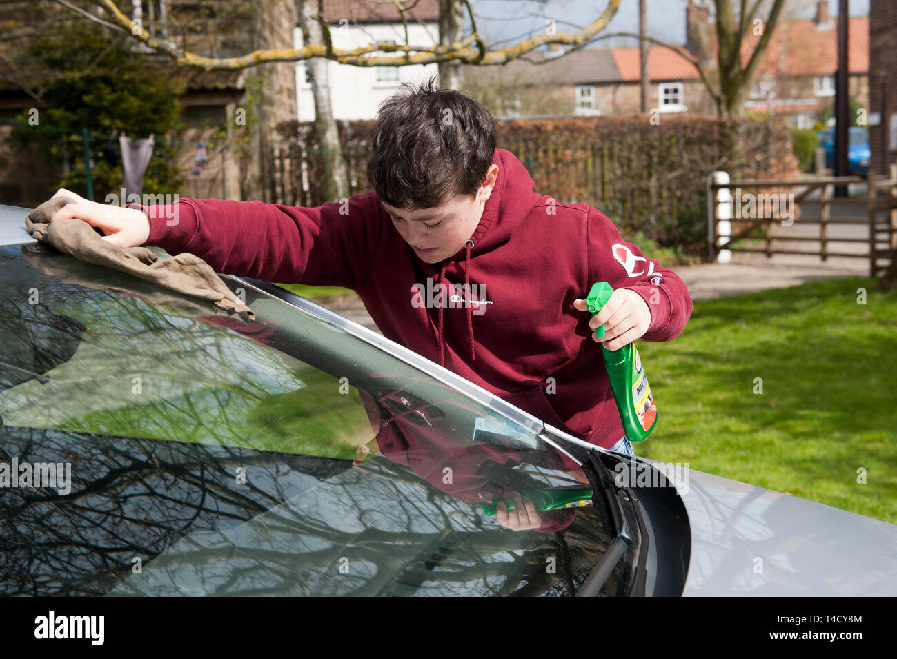 Teenager Reinigung Eltern Auto. Stockfoto