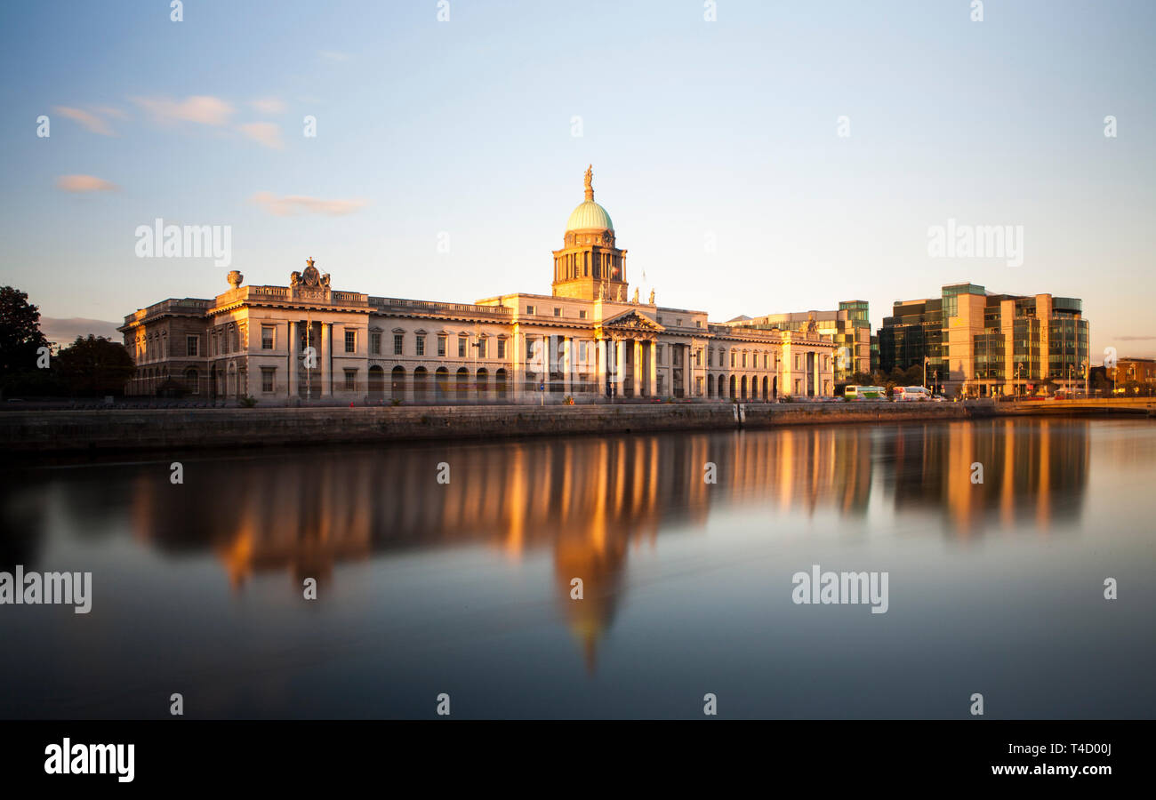 Das Custom House in Dublin ist eine der schönen georgianischen Gebäude der Stadt, in den Fluss Liffey bei Sonnenuntergang wider Stockfoto