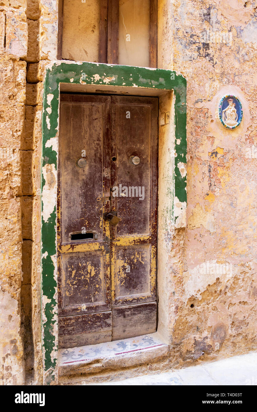 Schone Alte Verwitterte Verschlossene Tur Von Einem Verlassenen Gebaude In Mdina Malta Stockfotografie Alamy
