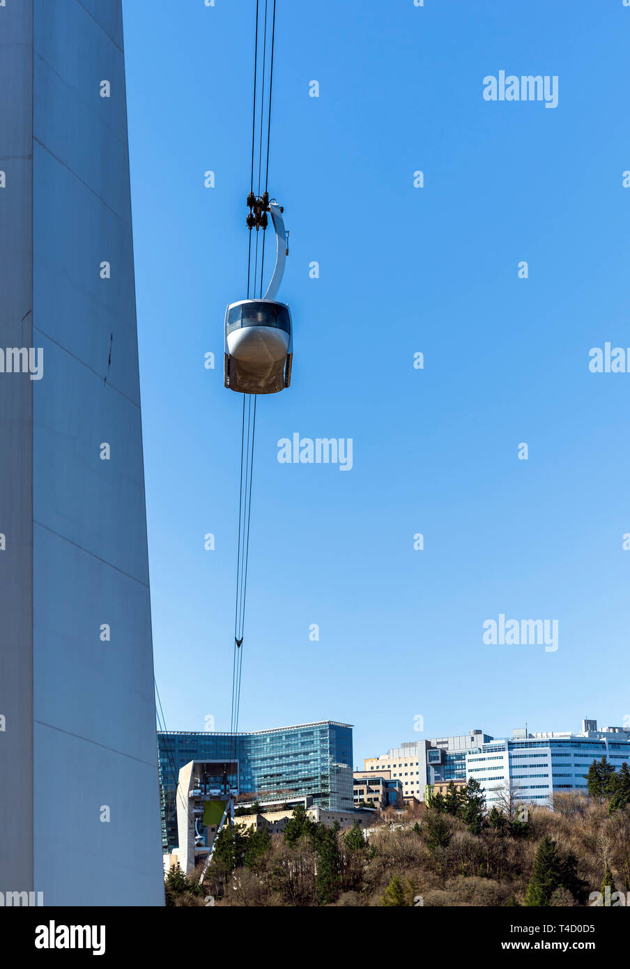 Portland Aerial Tram - Moderne glatte Design mit abgerundeten Formen, die Seile mit Rollen auf dem Hintergrund einer modernen Gebäude mit blauen Gla montiert Stockfoto