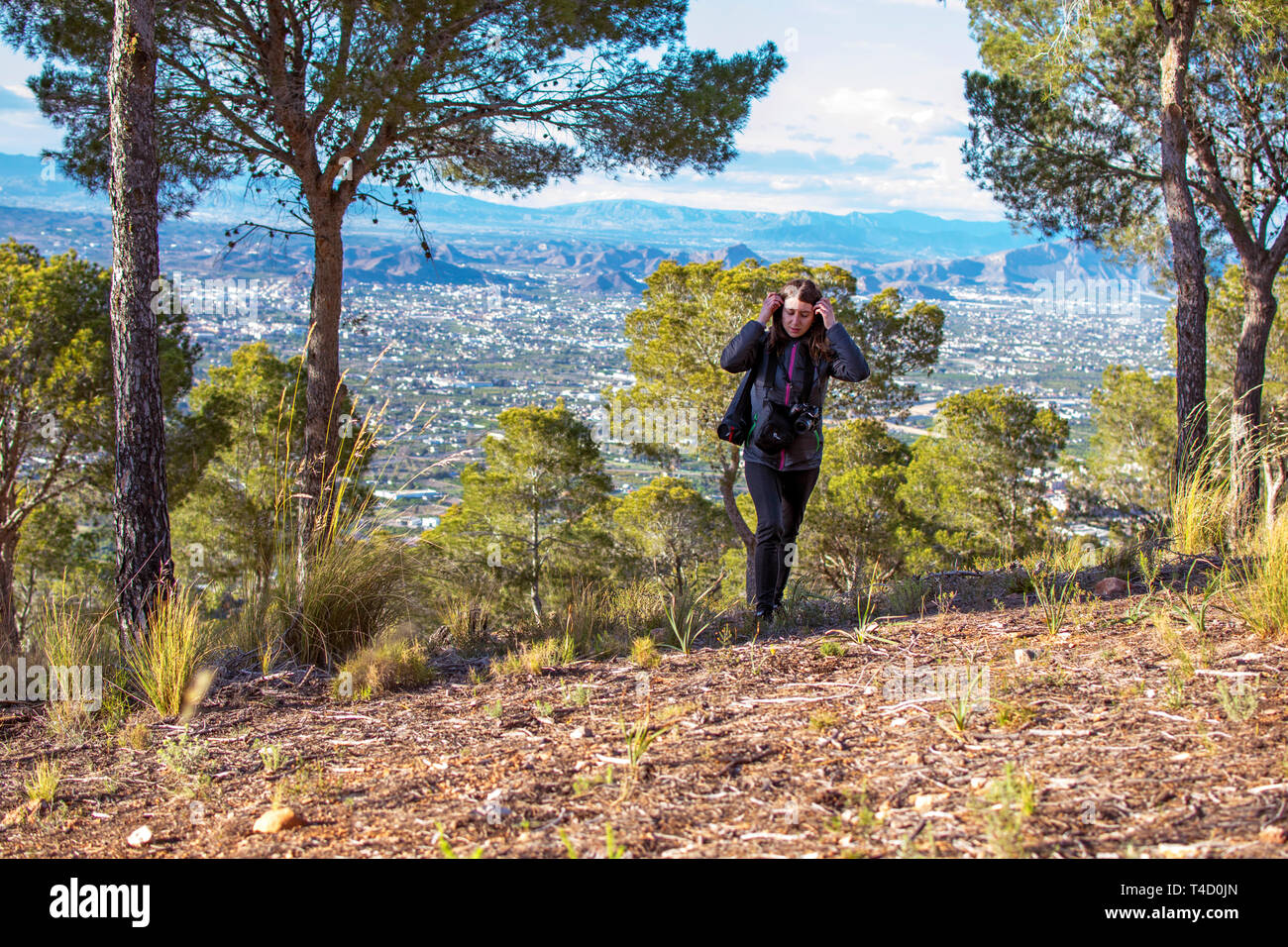 Murcia, Spanien am 9. April 2019. Junge Fotografin Frau wandern und die Bilder, Fotos mit Spiegelreflexkamera der Landschaft. Spanisch, Latein Fotografen. Stockfoto