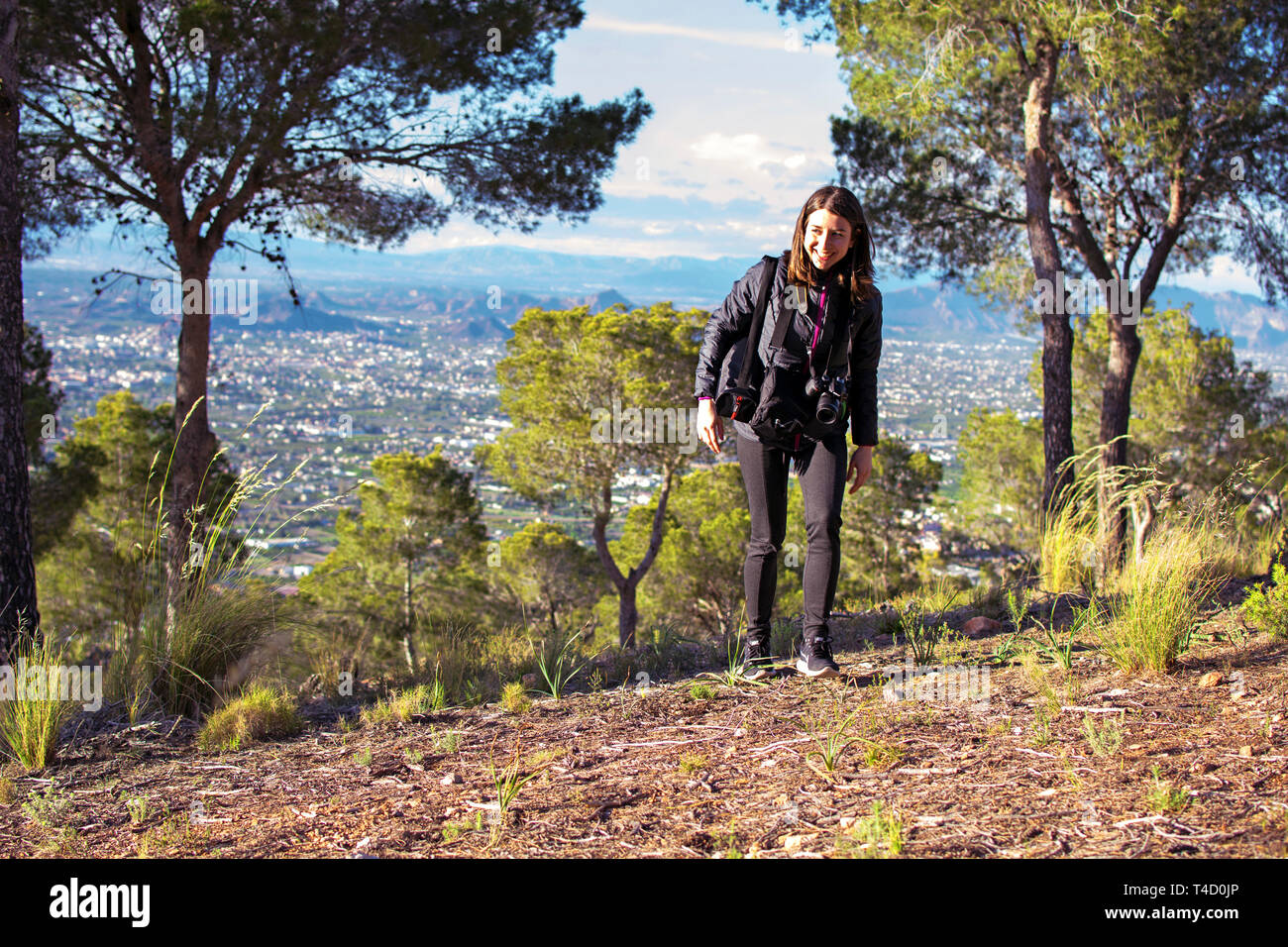 Murcia, Spanien am 9. April 2019. Junge Fotografin Frau wandern und die Bilder, Fotos mit Spiegelreflexkamera der Landschaft. Spanisch, Latein Fotografen. Stockfoto