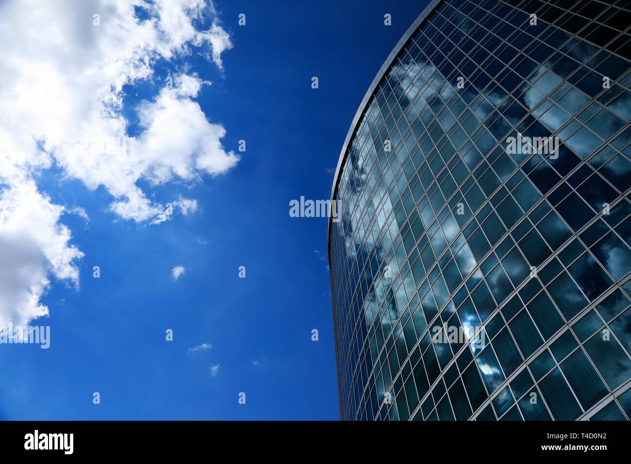Glasfassade eines modernen Gebäudes und blauer Himmel mit Wolken Stockfoto