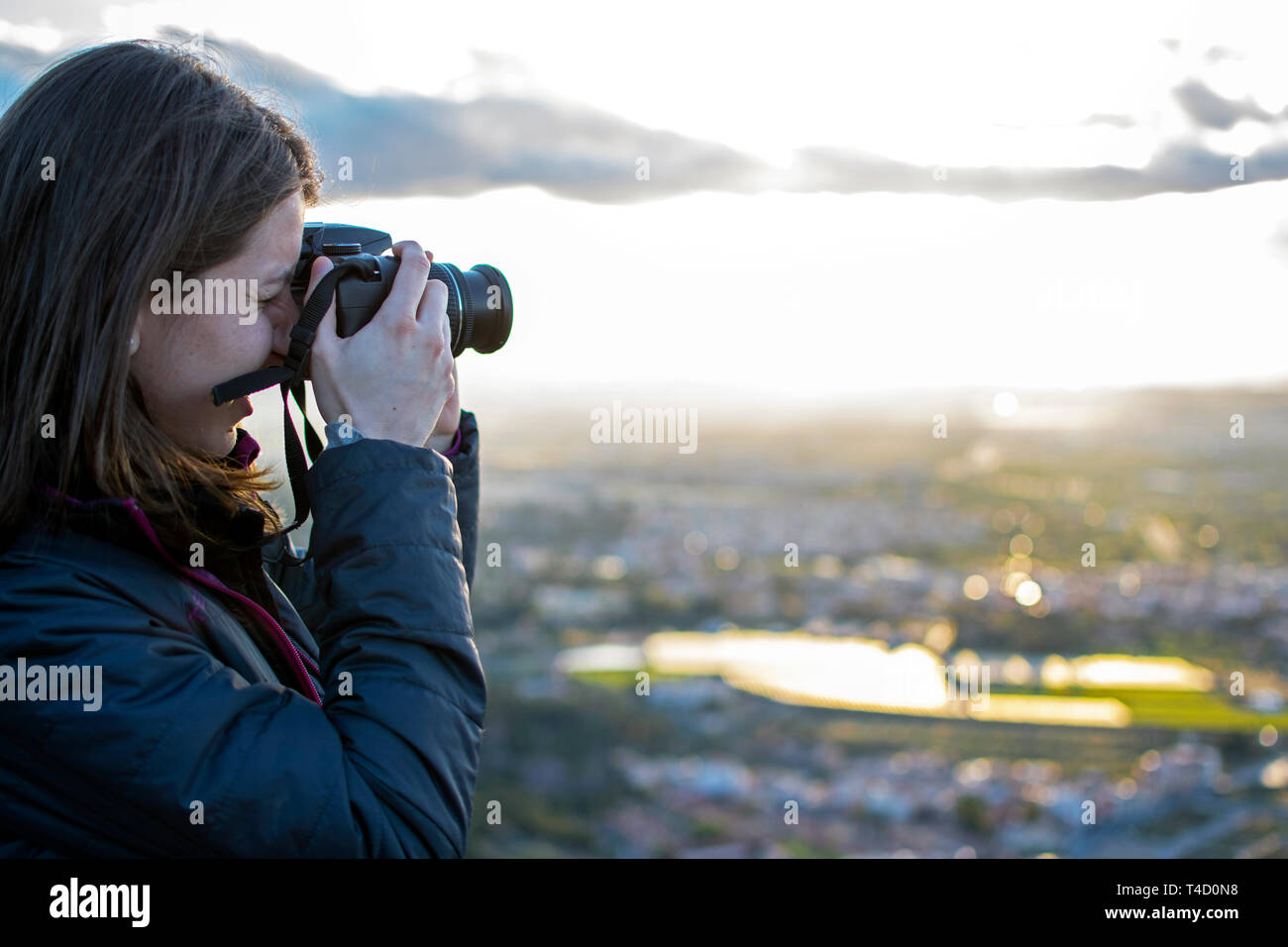 Murcia, Spanien am 9. April 2019. Junge Fotografin Frau wandern und die Bilder, Fotos mit Spiegelreflexkamera der Landschaft. Spanisch, Latein Fotografen. Stockfoto