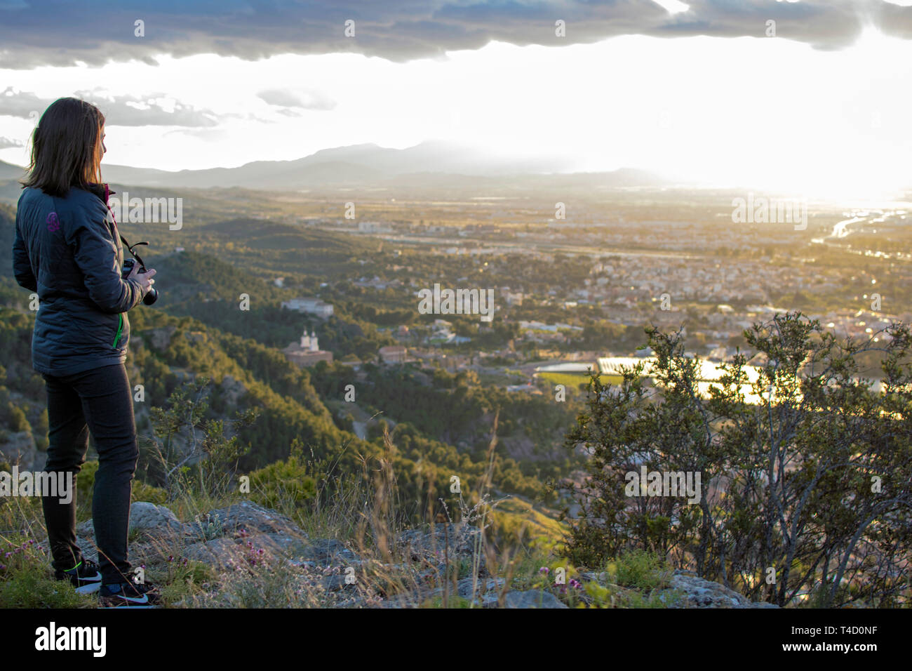 Murcia, Spanien am 9. April 2019. Junge Fotografin Frau wandern und die Bilder, Fotos mit Spiegelreflexkamera der Landschaft. Spanisch, Latein Fotografen. Stockfoto